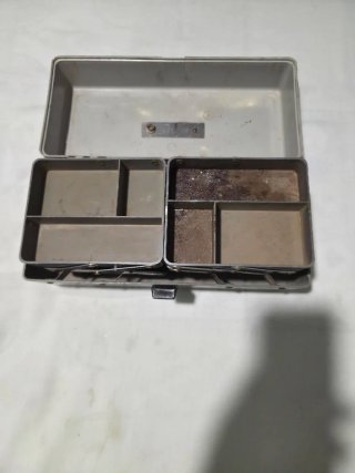 Caja de herramientas metálica gris