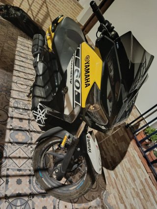 Yamaha Xmax 125cc Negra y Amarilla