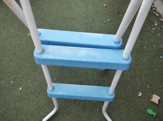 Escalera para piscina azul y blanca