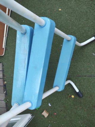 Escalera para piscina azul y blanca