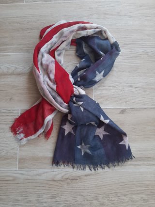 Pañuelo Zara. Tonos: azul,  rojo y gris