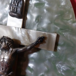Crucifijo antiguo metal nácar y madera 28cm.