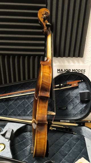 Violín 4/4 con funda y arco ,resina .madera maciza