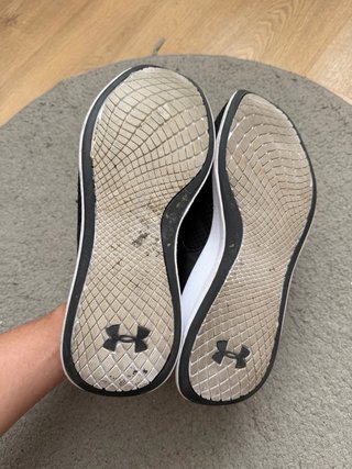 Zapatillas Under Armour Negras y Blancas