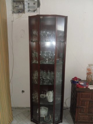 Expositor de copas de madera y cristal