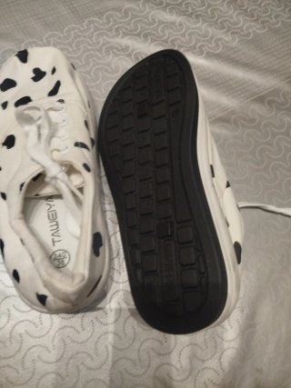 Zapatillas blancas con manchas negras