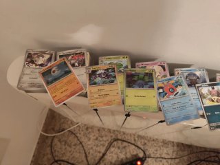 Lote de más de 800 cartas Pokémon + 150 códigos
