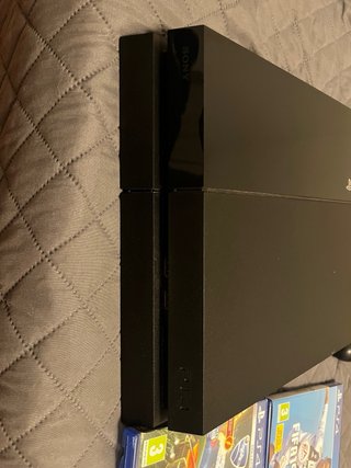 PS4 (Playstation 4) 1TB, com 2 comandos e 4 jogos