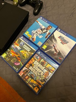 PS4 (Playstation 4) 1TB, com 2 comandos e 4 jogos