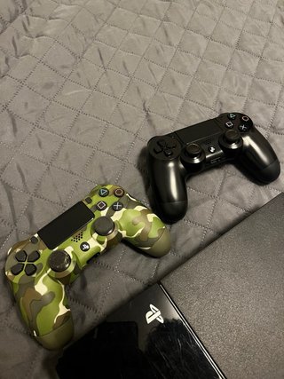 PS4 (Playstation 4) 1TB, com 2 comandos e 4 jogos