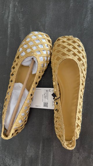 Zapatos planos Mango rejilla dorados talla 37