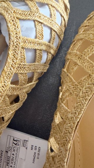 Zapatos planos Mango rejilla dorados talla 37