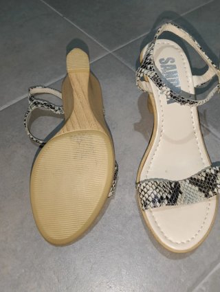 Sandalias cuña piel serpiente T37