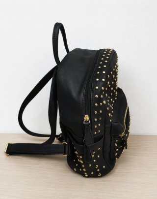 Mochila con tachuelas