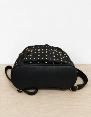 Mochila con tachuelas