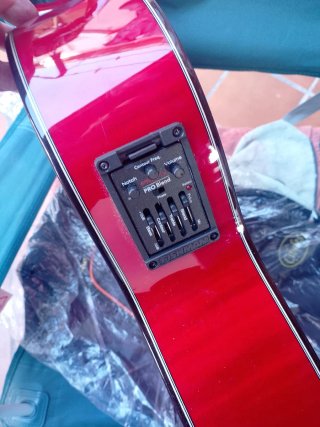 Guitarra flamenca amplificada roja
