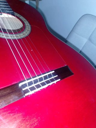 Guitarra flamenca amplificada roja