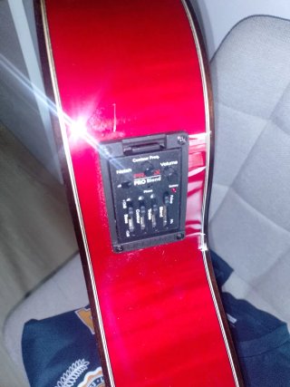 Guitarra flamenca amplificada roja