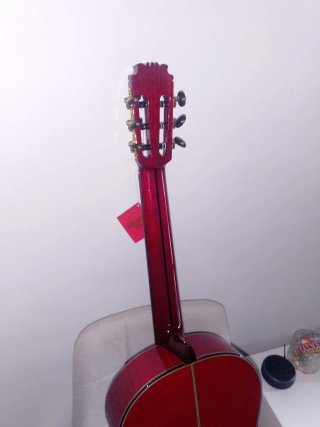 Guitarra flamenca amplificada roja