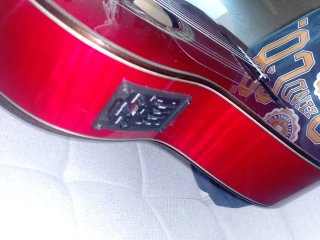 Guitarra flamenca amplificada roja