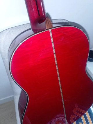 Guitarra flamenca amplificada roja