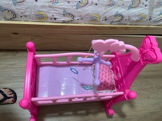 Cuna de juguete rosa para bebé