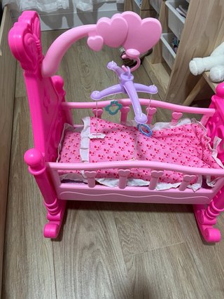 Cuna de juguete rosa para bebé