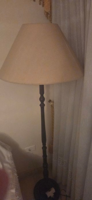 Lámpara de pie de madera y tela
