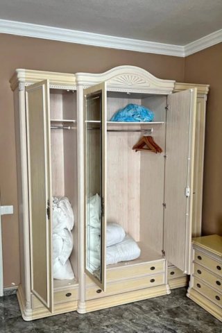 Armario estilo colonial blanco y beige