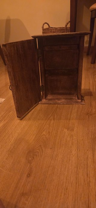 Mueble para llaves de madera maciza tallada