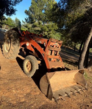 Tractor con pala frontal