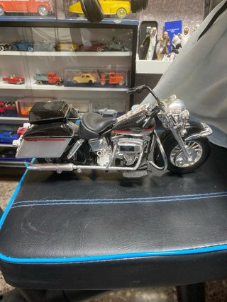 Moto a escala negra y cromada