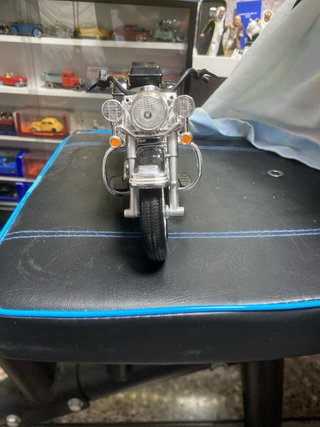 Moto a escala negra y cromada