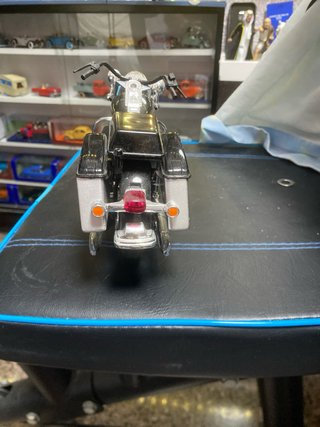 Moto a escala negra y cromada