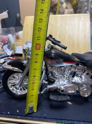 Moto a escala negra y cromada