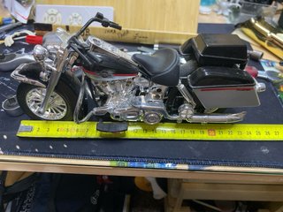 Moto a escala negra y cromada