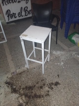 Set di 4 sgabelli in legno e ferro