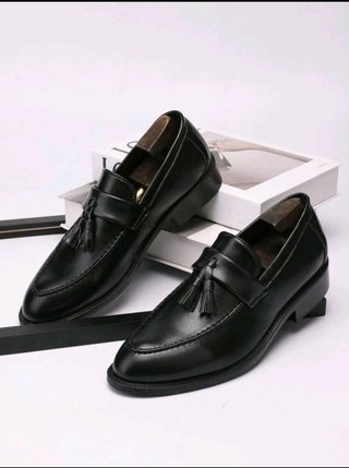 Zapatos de vestir negros con flecos