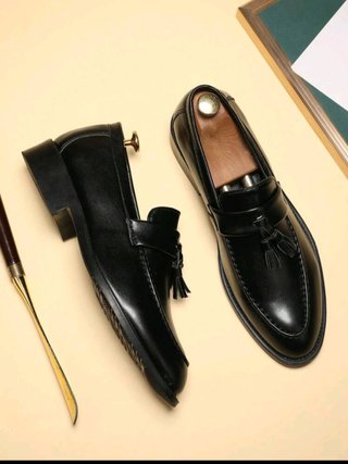 Zapatos de vestir negros con flecos