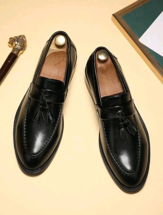 Zapatos de vestir negros con flecos