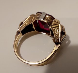 Anillo de Oro 18kt de 1890 con un rubí natural