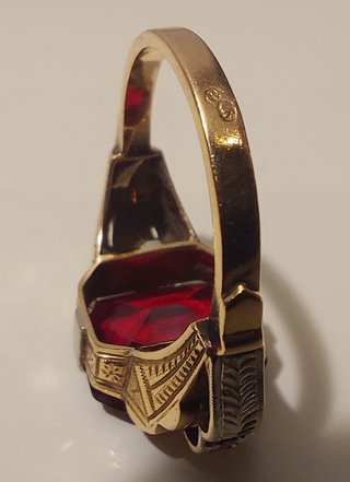 Anillo de Oro 18kt de 1890 con un rubí natural