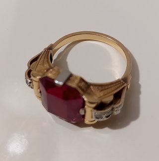 Anillo de Oro 18kt de 1890 con un rubí natural