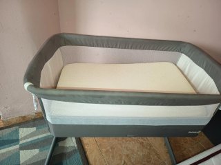 Cuna de bebé colecho gris