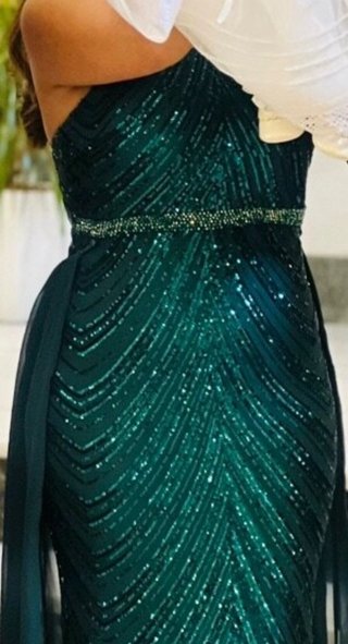 Vestido largo verde con lentejuelas