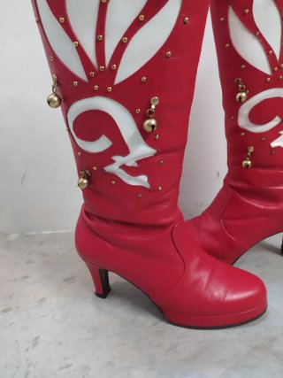 Botas de zíngara rojas con adornos dorados