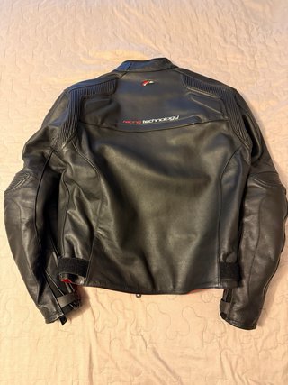 Chaqueta y pantalón de moto Segura racing.