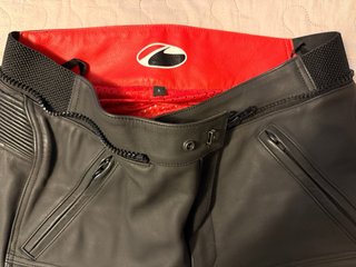 Chaqueta y pantalón de moto Segura racing.