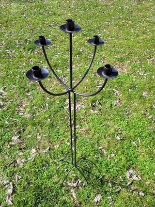 Candelabro in metallo nero da terra