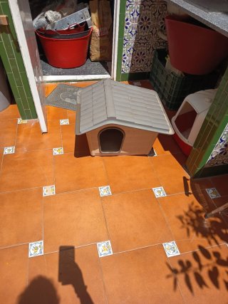 Caseta para perro color beige y gris